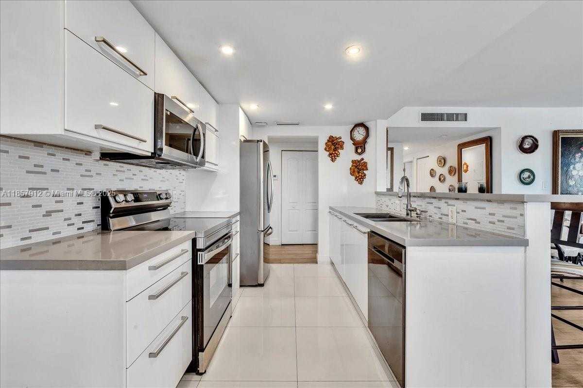 Small Image of 3800 HILLCREST DR #411, Hollywood Number 19