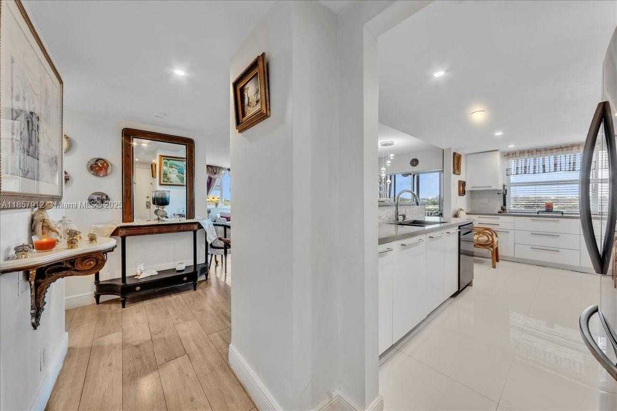 Small Image of 3800 HILLCREST DR #411, Hollywood Number 2