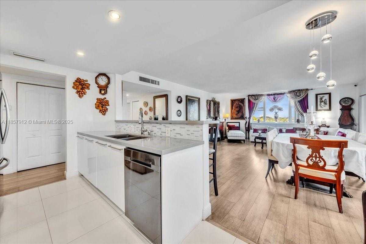 Small Image of 3800 HILLCREST DR #411, Hollywood Number 20