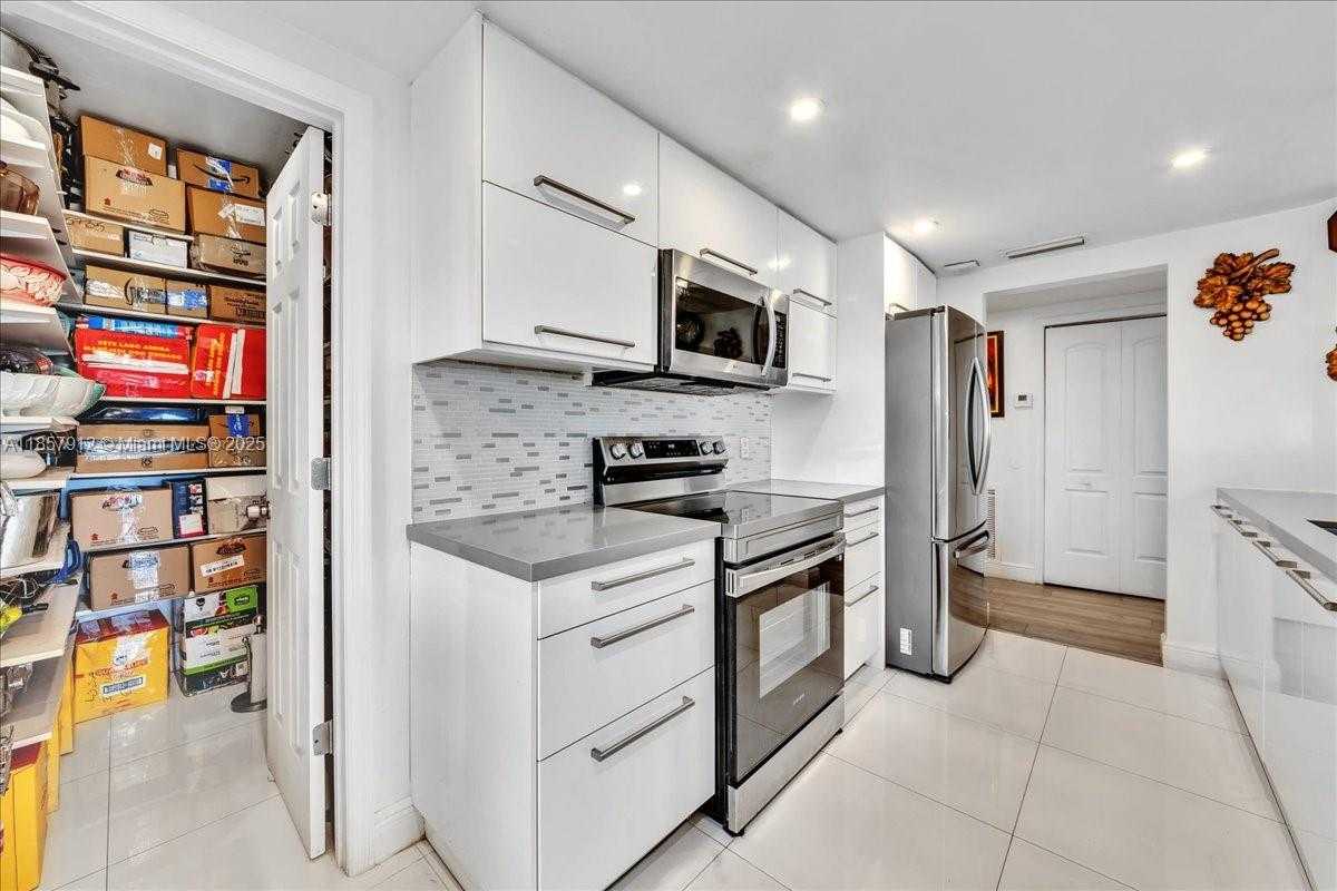 Small Image of 3800 HILLCREST DR #411, Hollywood Number 21