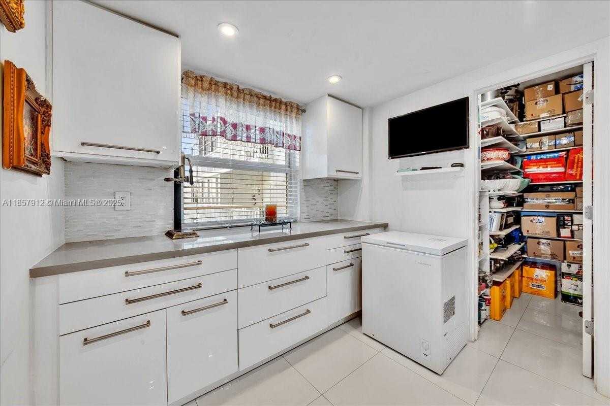 Small Image of 3800 HILLCREST DR #411, Hollywood Number 22
