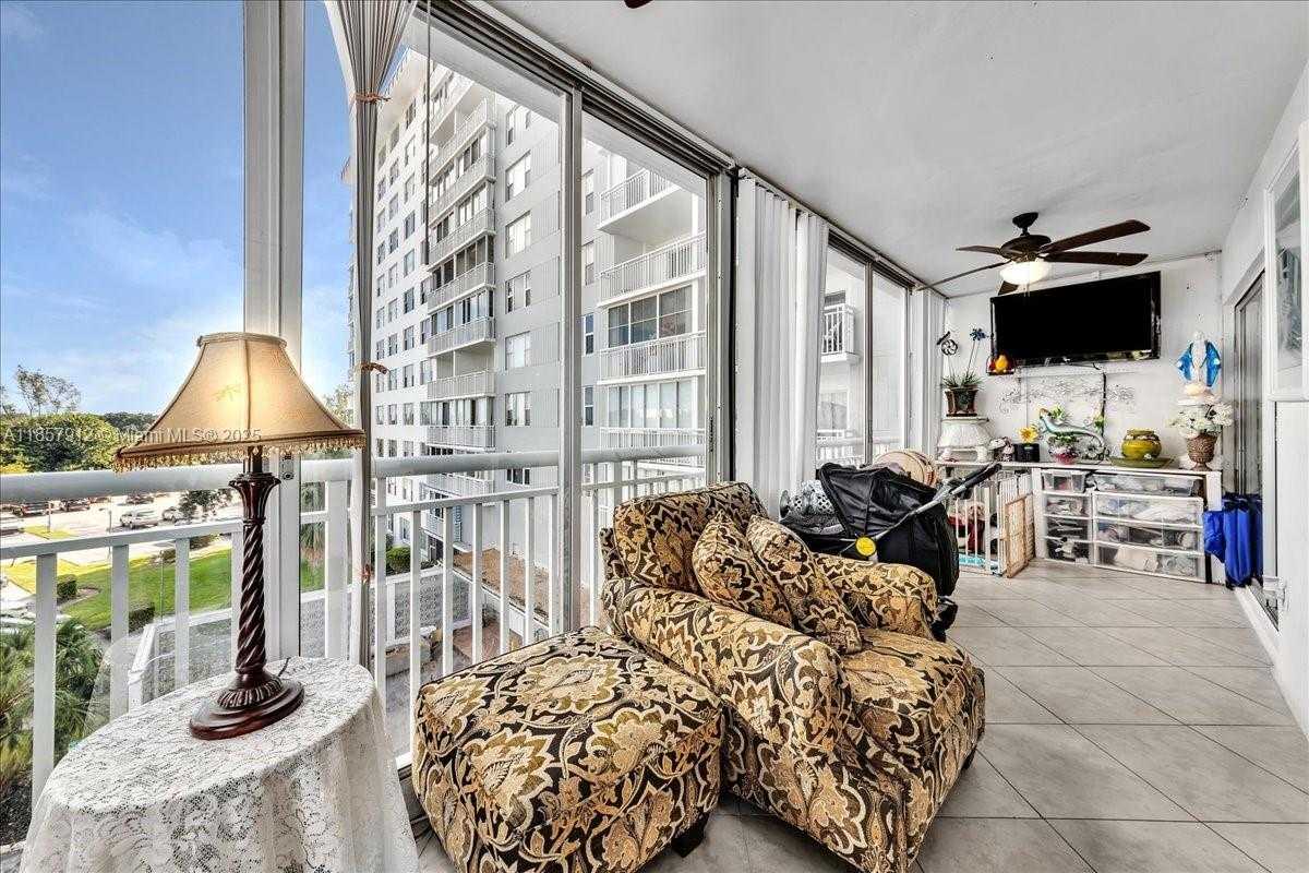 Small Image of 3800 HILLCREST DR #411, Hollywood Number 25