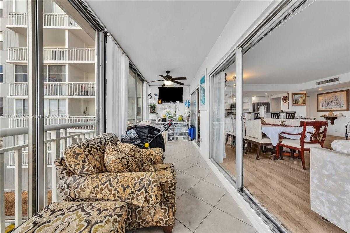 Small Image of 3800 HILLCREST DR #411, Hollywood Number 26