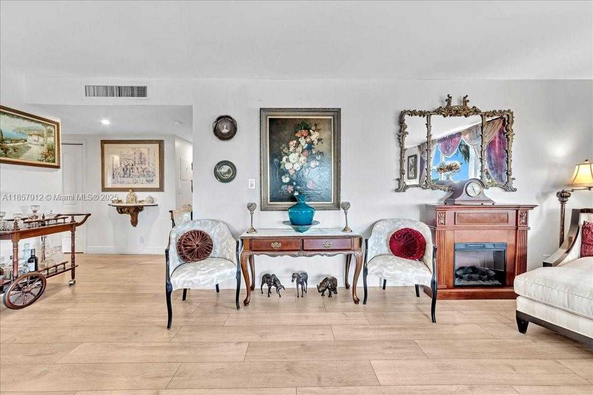 Small Image of 3800 HILLCREST DR #411, Hollywood Number 28