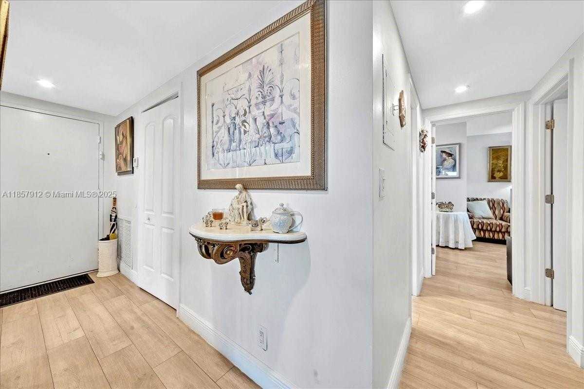 Small Image of 3800 HILLCREST DR #411, Hollywood Number 29