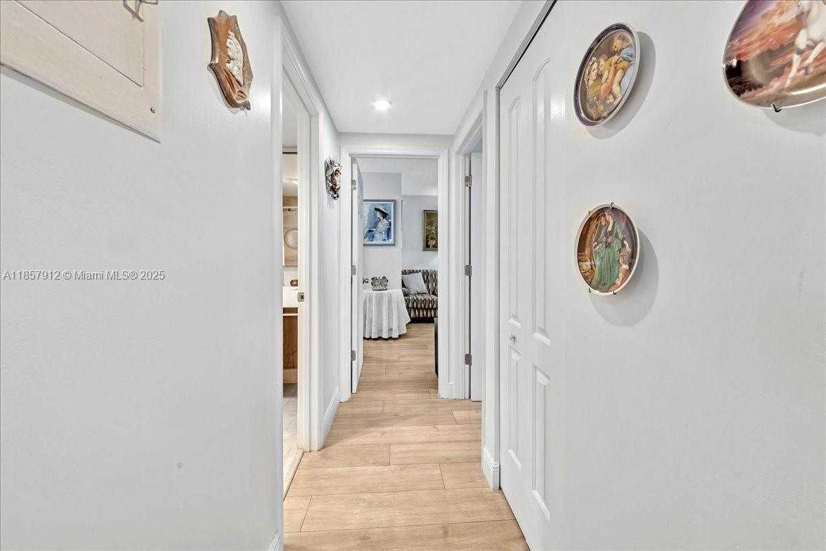 Small Image of 3800 HILLCREST DR #411, Hollywood Number 30