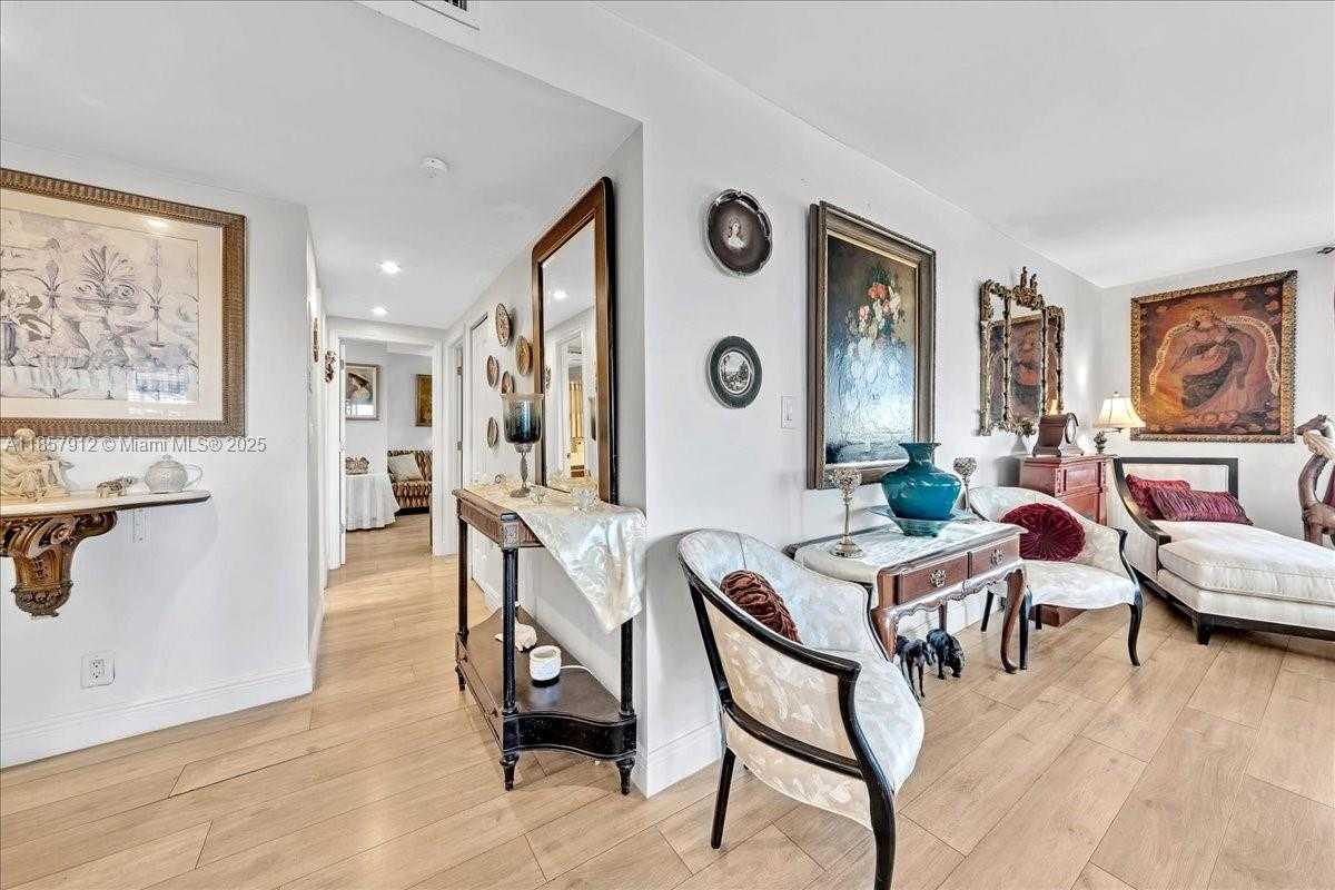 Small Image of 3800 HILLCREST DR #411, Hollywood Number 31