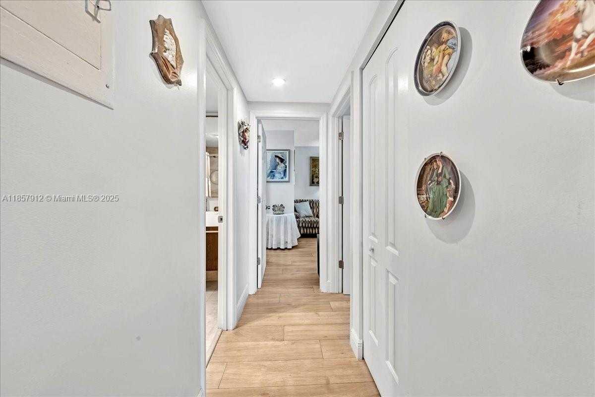 Small Image of 3800 HILLCREST DR #411, Hollywood Number 32