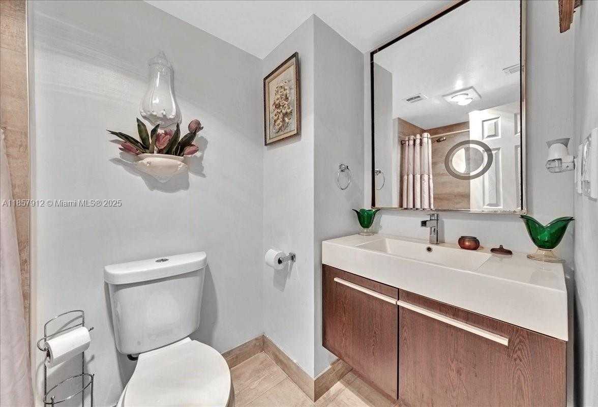 Small Image of 3800 HILLCREST DR #411, Hollywood Number 33
