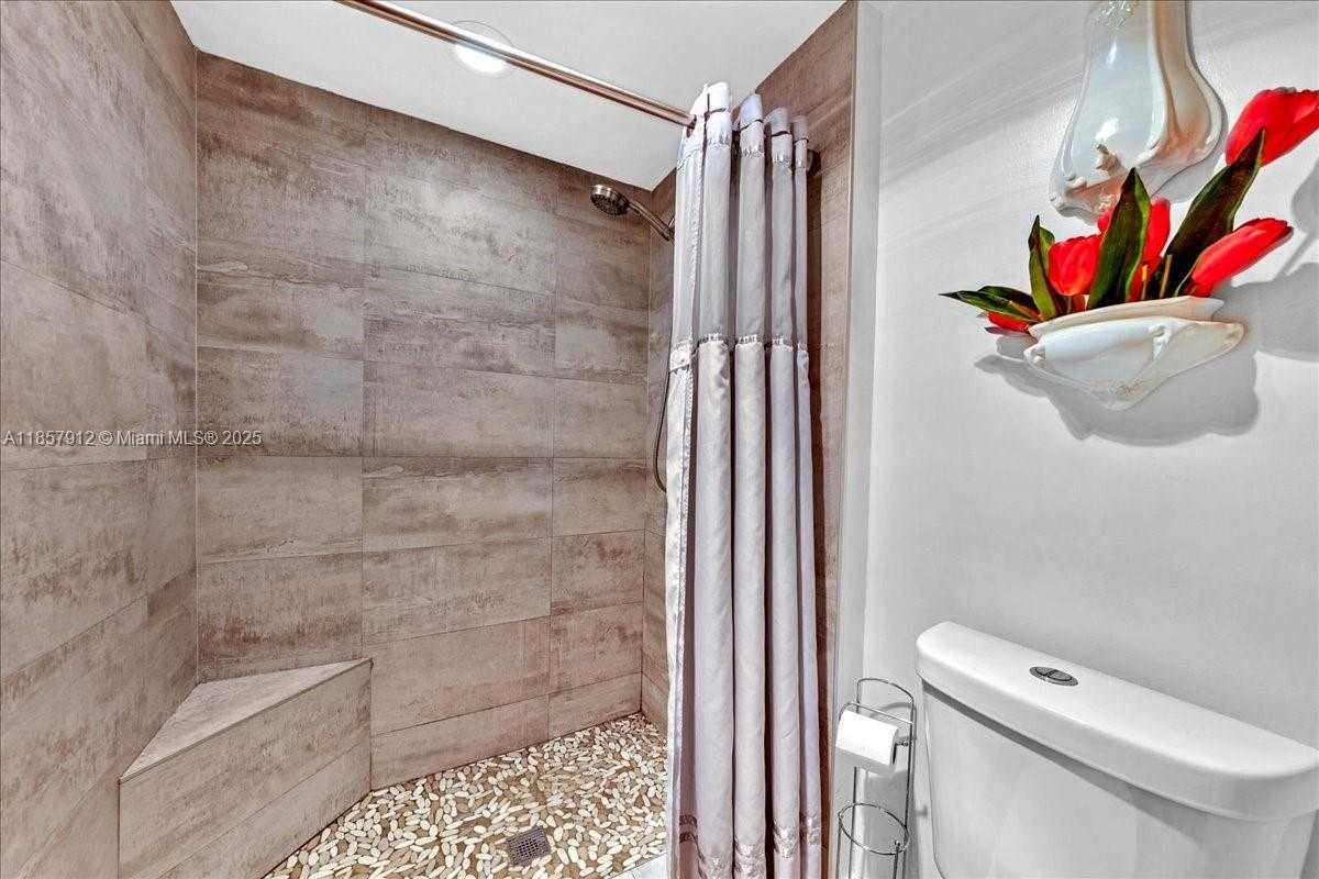 Small Image of 3800 HILLCREST DR #411, Hollywood Number 34