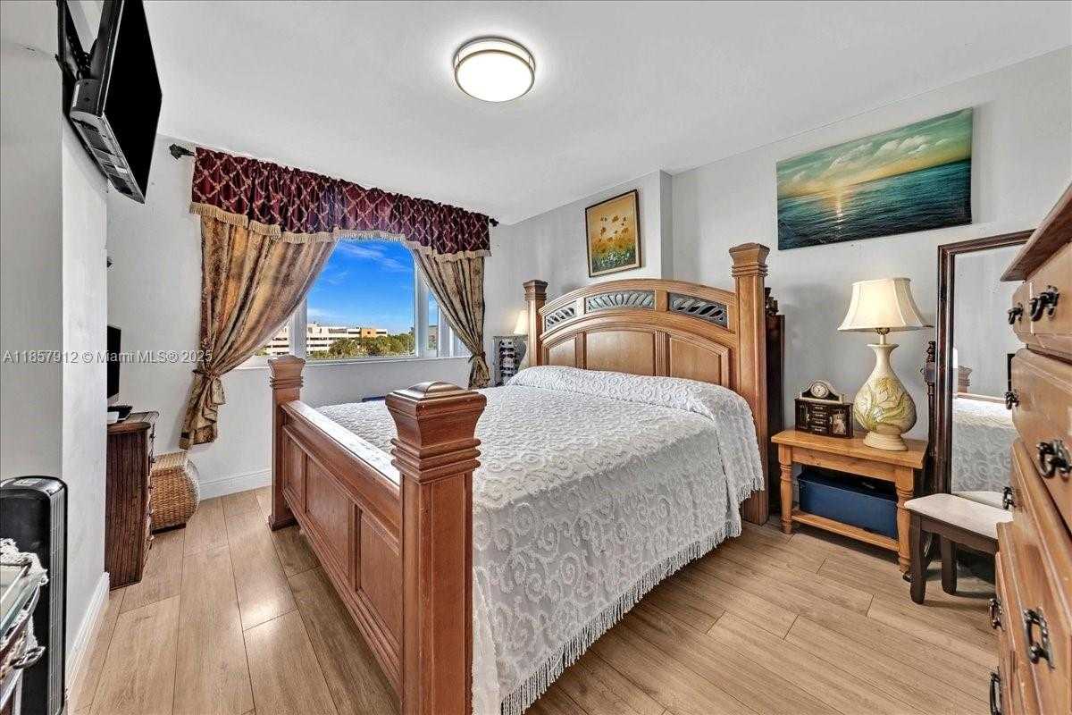 Small Image of 3800 HILLCREST DR #411, Hollywood Number 35