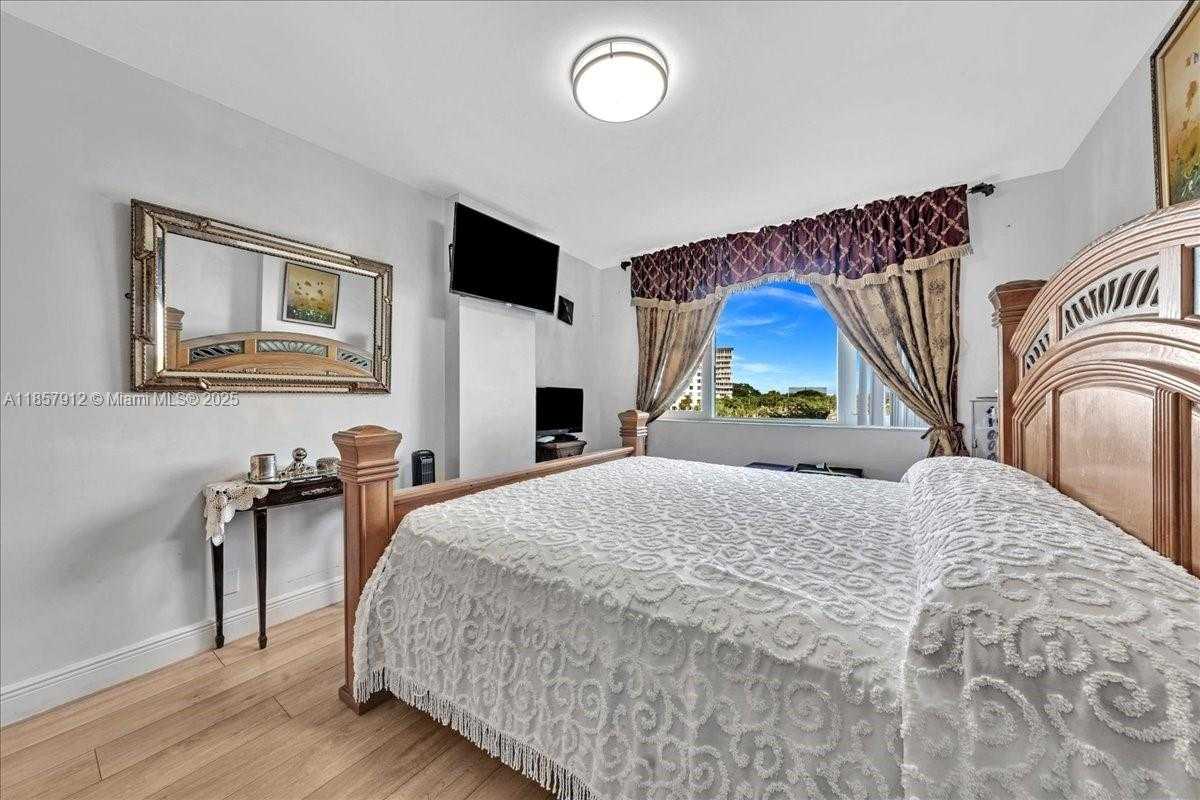 Small Image of 3800 HILLCREST DR #411, Hollywood Number 36