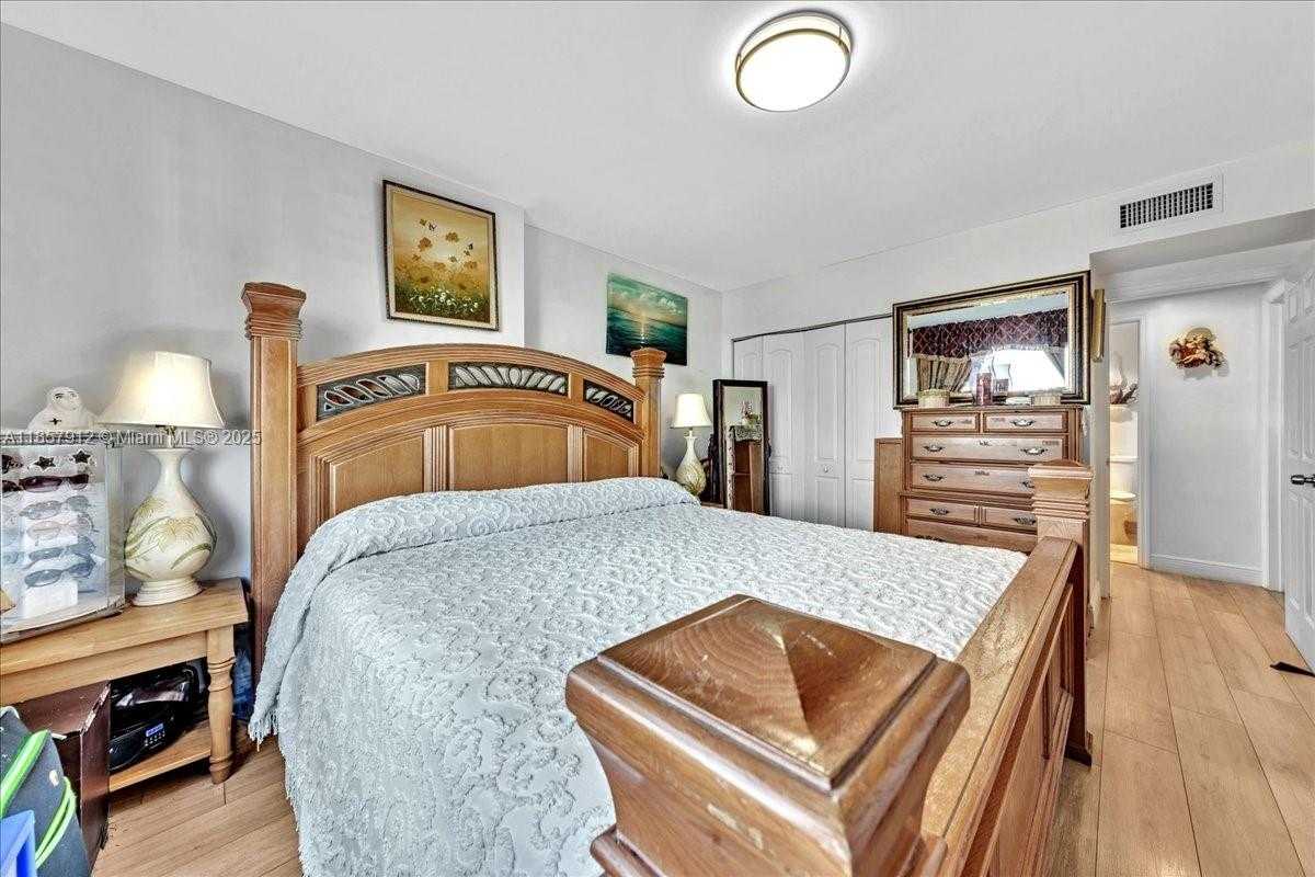 Small Image of 3800 HILLCREST DR #411, Hollywood Number 37