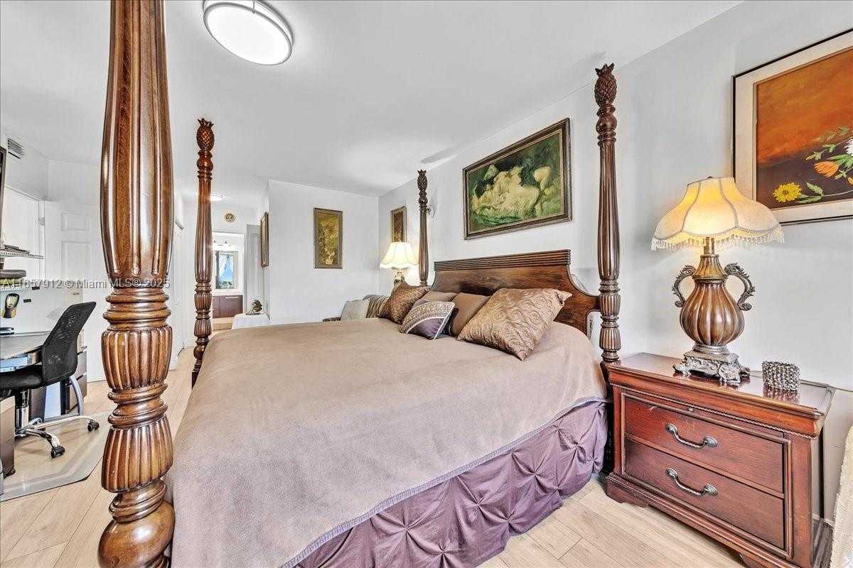 Small Image of 3800 HILLCREST DR #411, Hollywood Number 39