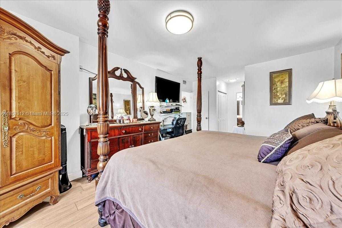Small Image of 3800 HILLCREST DR #411, Hollywood Number 41