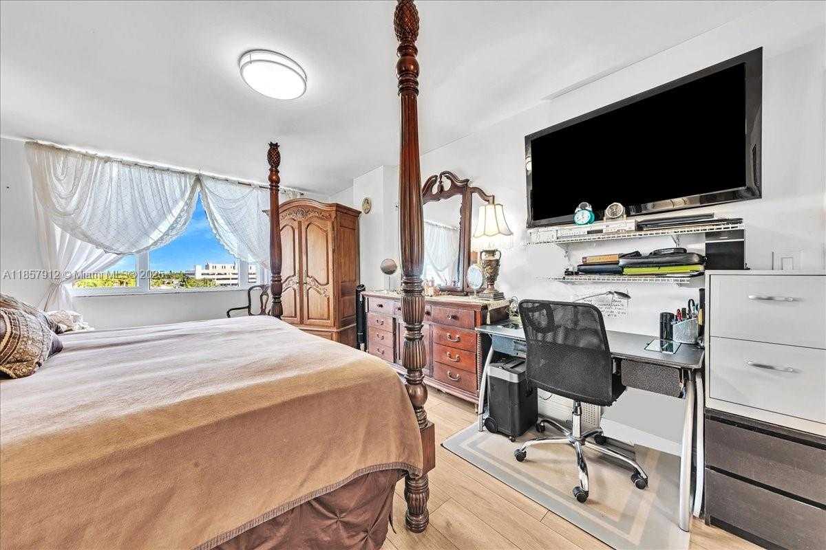 Small Image of 3800 HILLCREST DR #411, Hollywood Number 42