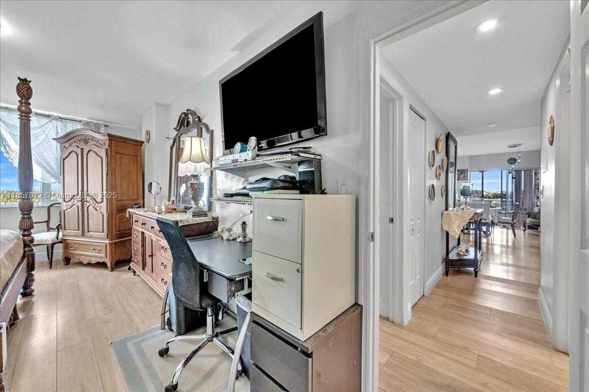 Small Image of 3800 HILLCREST DR #411, Hollywood Number 43