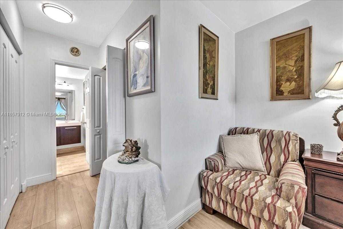 Small Image of 3800 HILLCREST DR #411, Hollywood Number 44