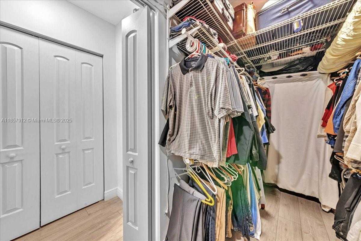 Small Image of 3800 HILLCREST DR #411, Hollywood Number 46