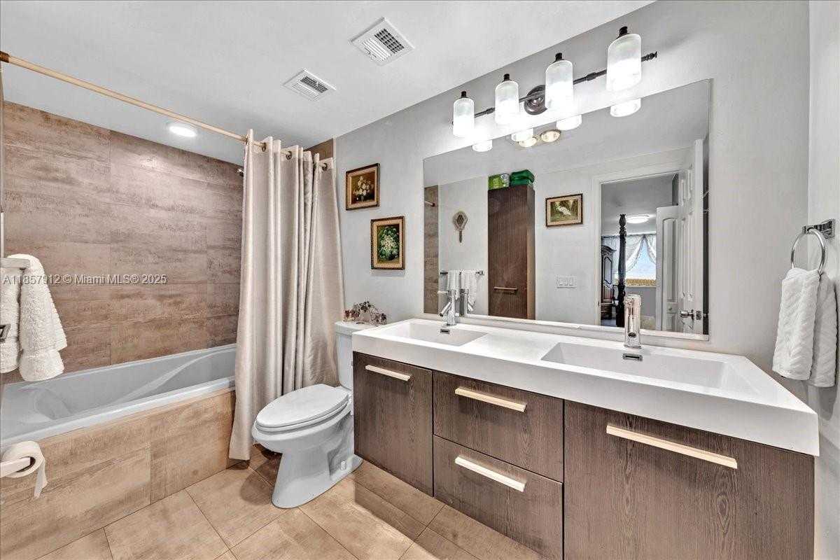 Small Image of 3800 HILLCREST DR #411, Hollywood Number 47