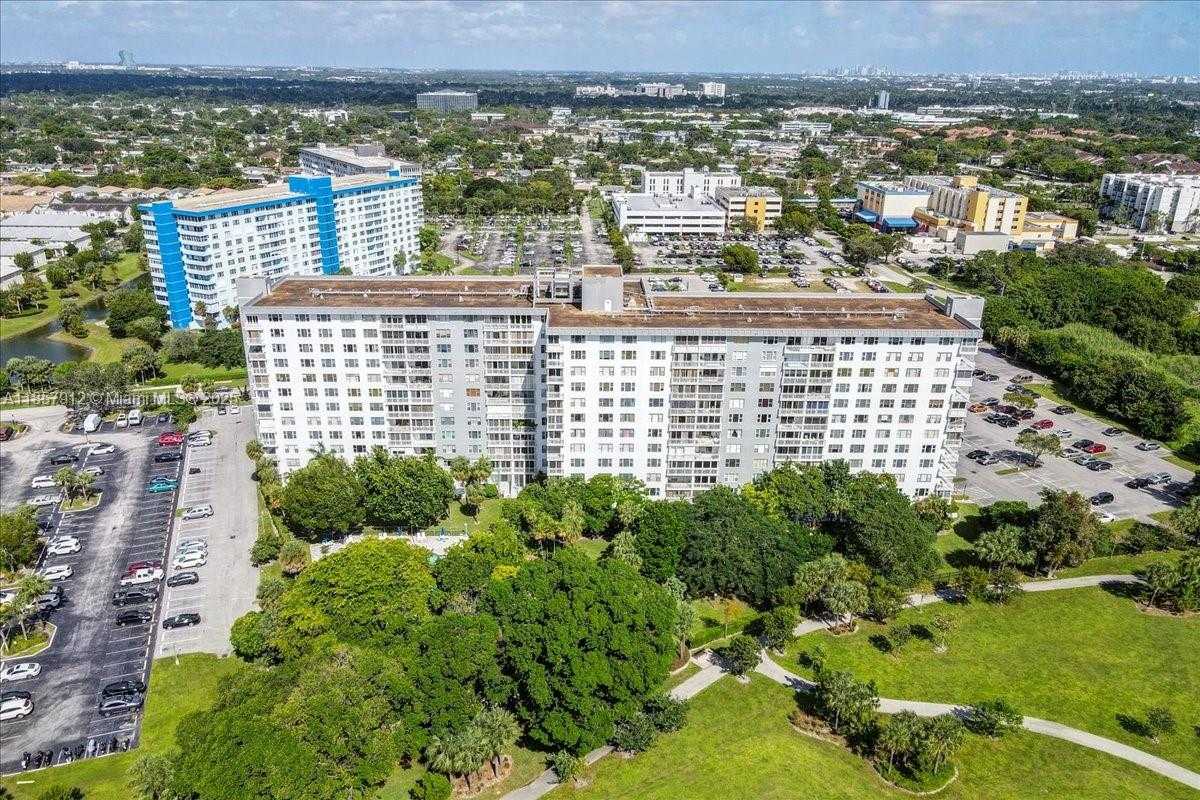 Small Image of 3800 HILLCREST DR #411, Hollywood Number 54