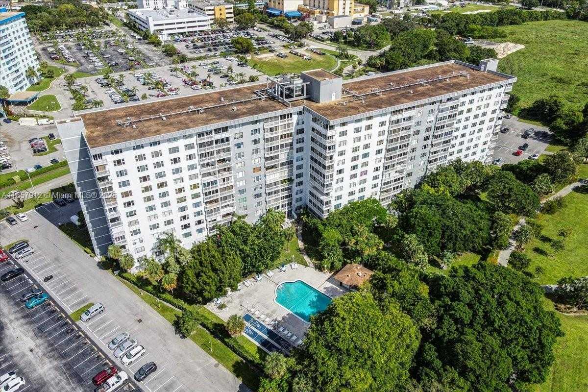 Small Image of 3800 HILLCREST DR #411, Hollywood Number 55