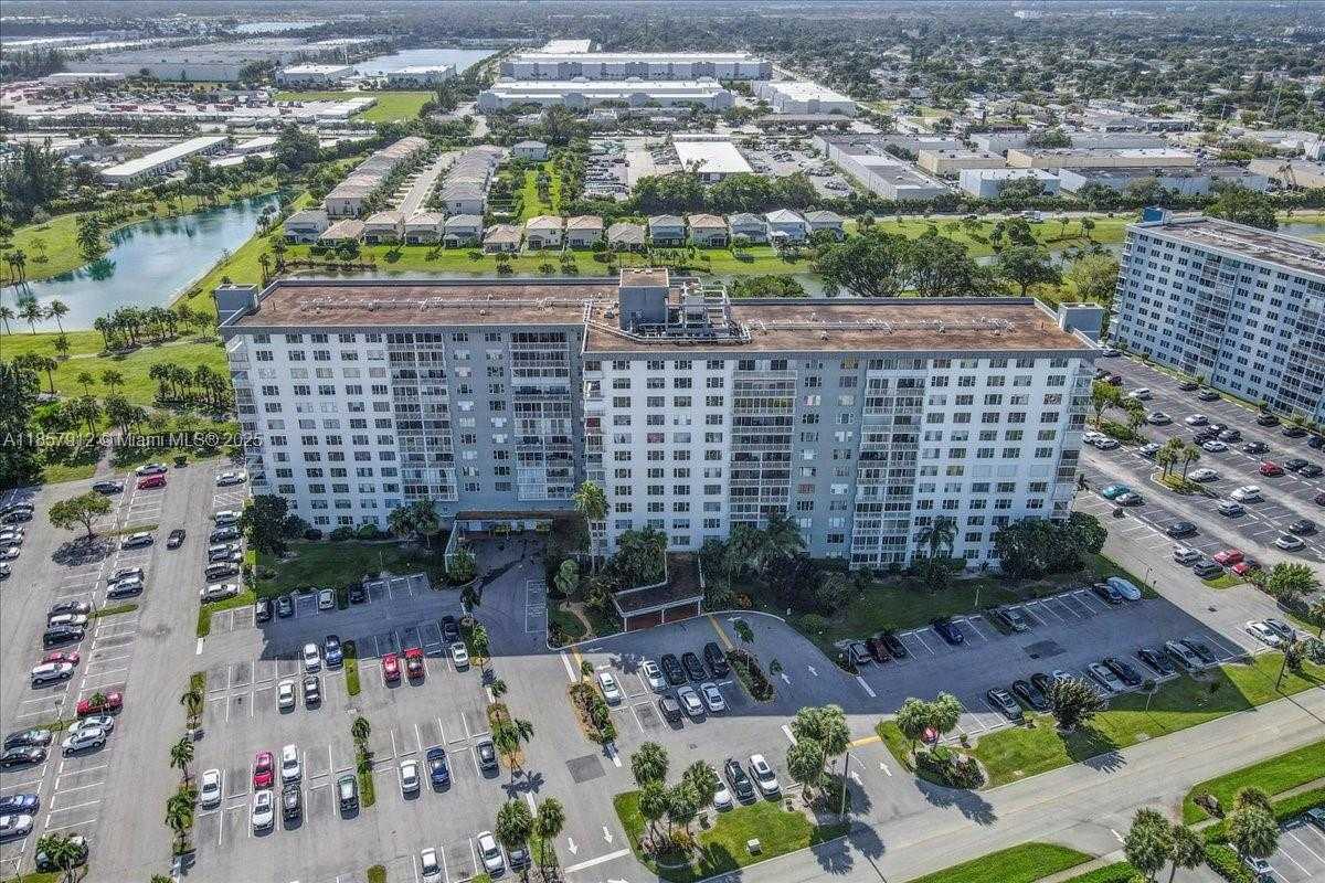 Small Image of 3800 HILLCREST DR #411, Hollywood Number 57