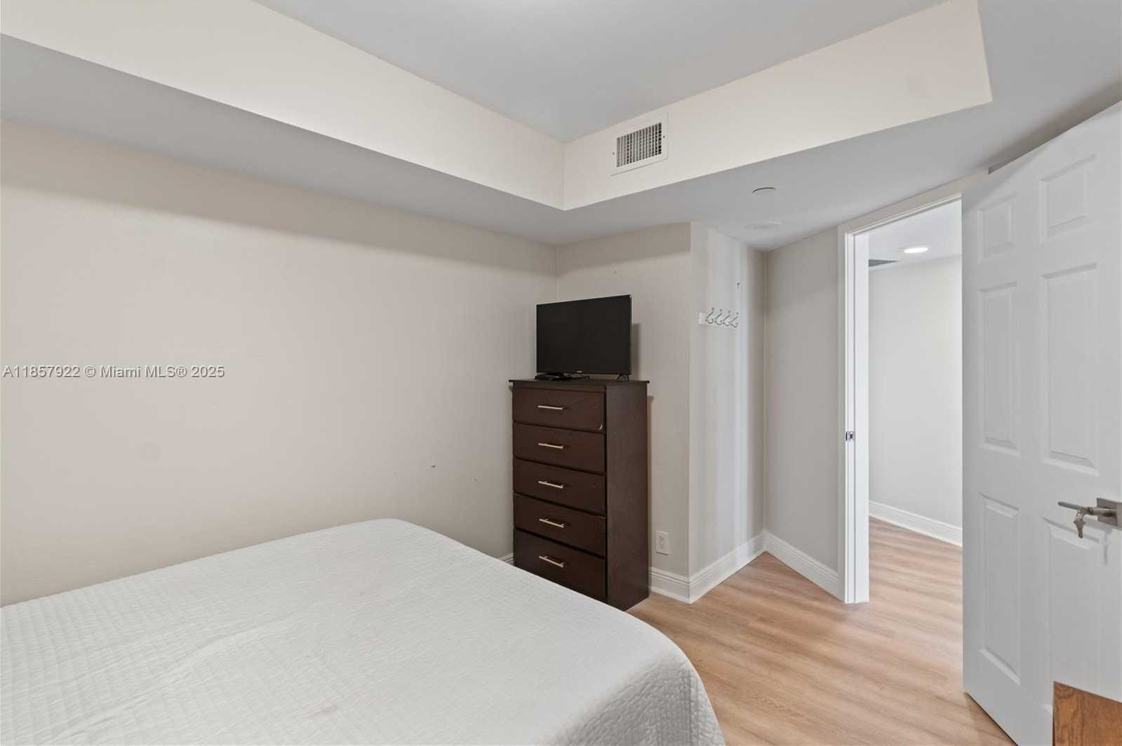 Small Image of 3600 MYSTIC POINTE DR #1616, Aventura Number 18