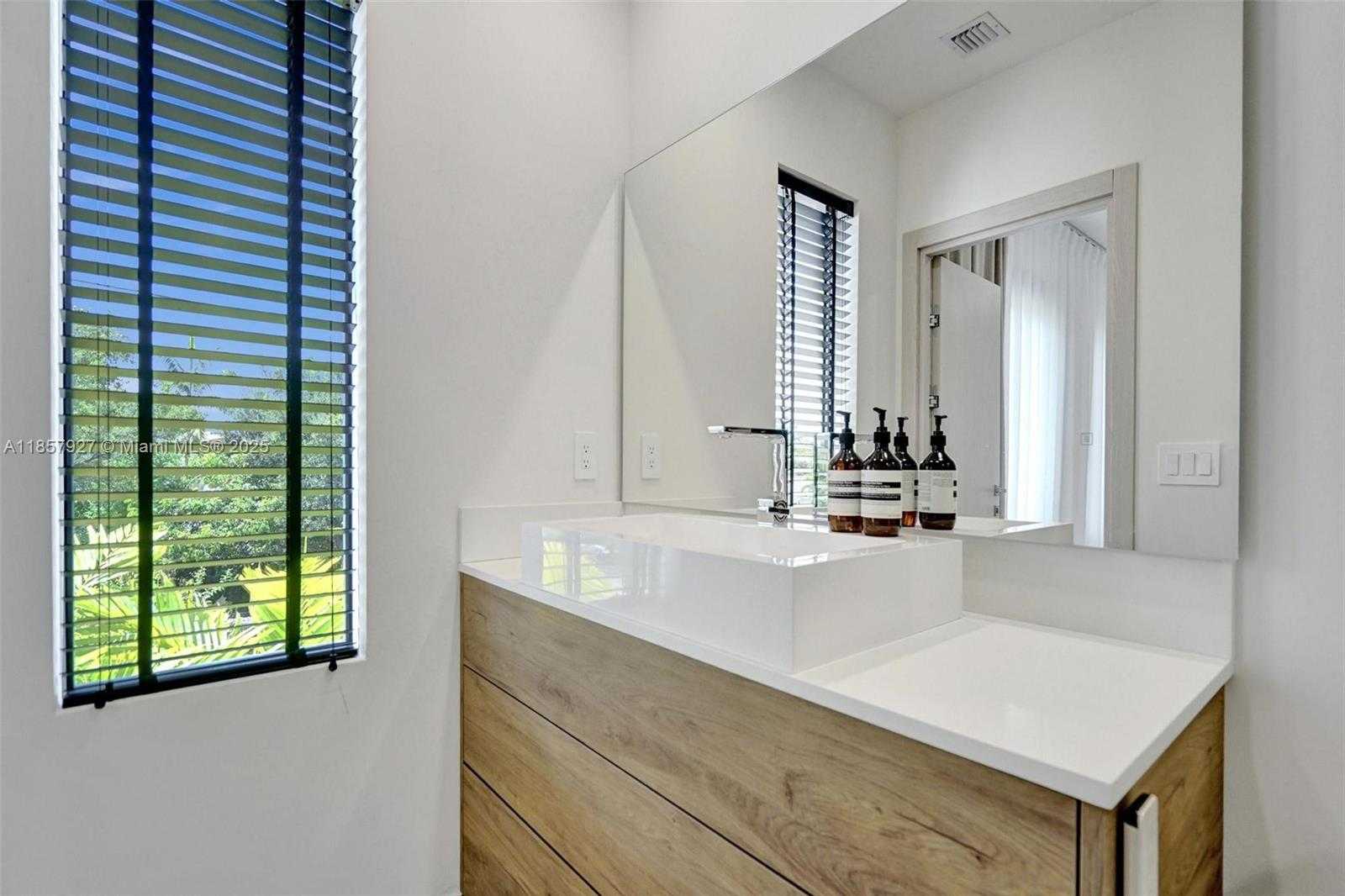 Small Image of 421 NORTH WEST 17TH ST, Fort Lauderdale Number 32