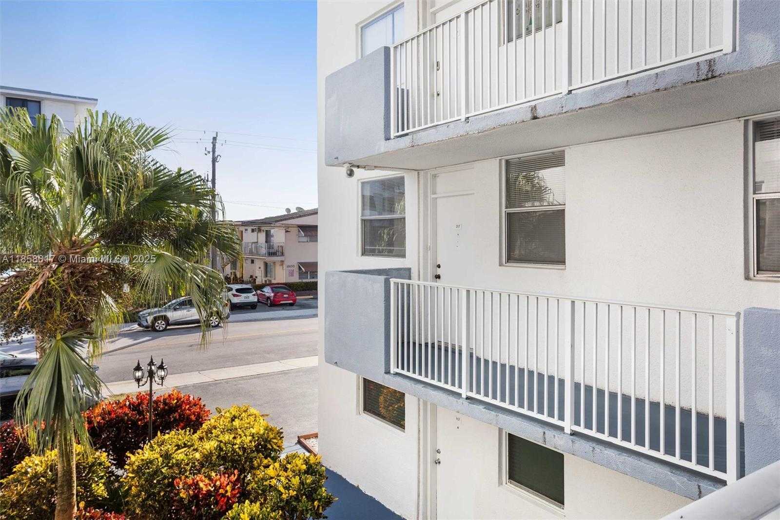 Small Image of 1801 SOUTH TREASURE DR #217, North Bay Village Number 24