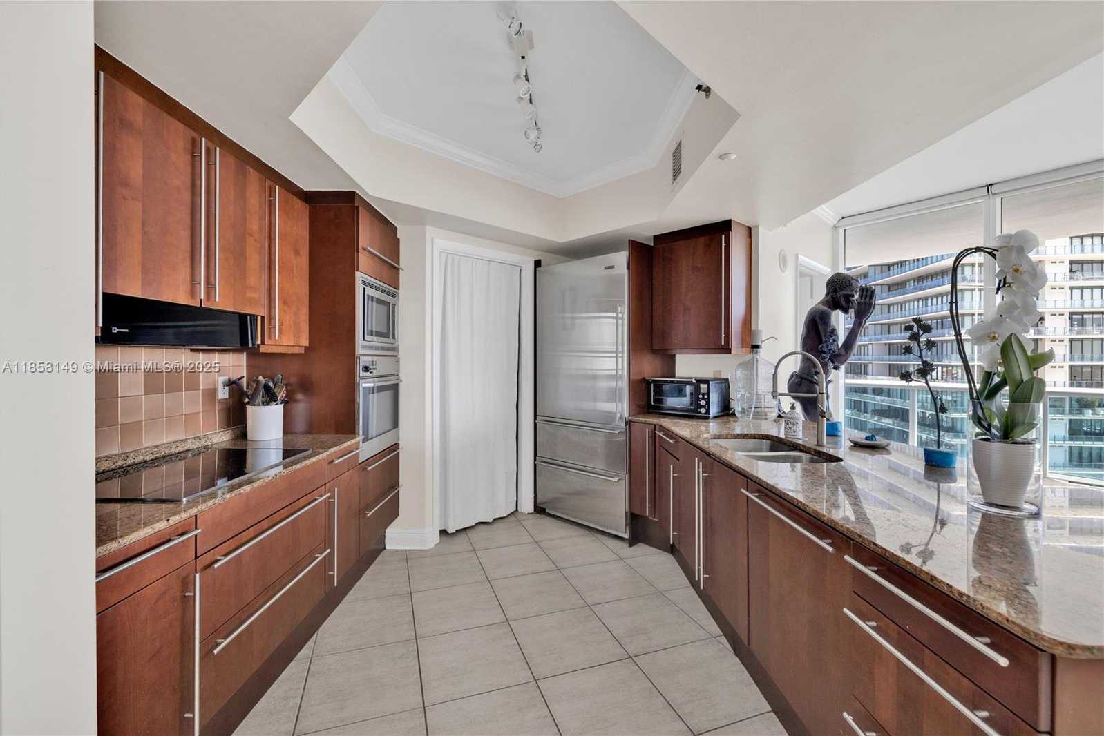Small Image of 1000 SOUTH POINTE DR #1505, Miami Beach Number 5