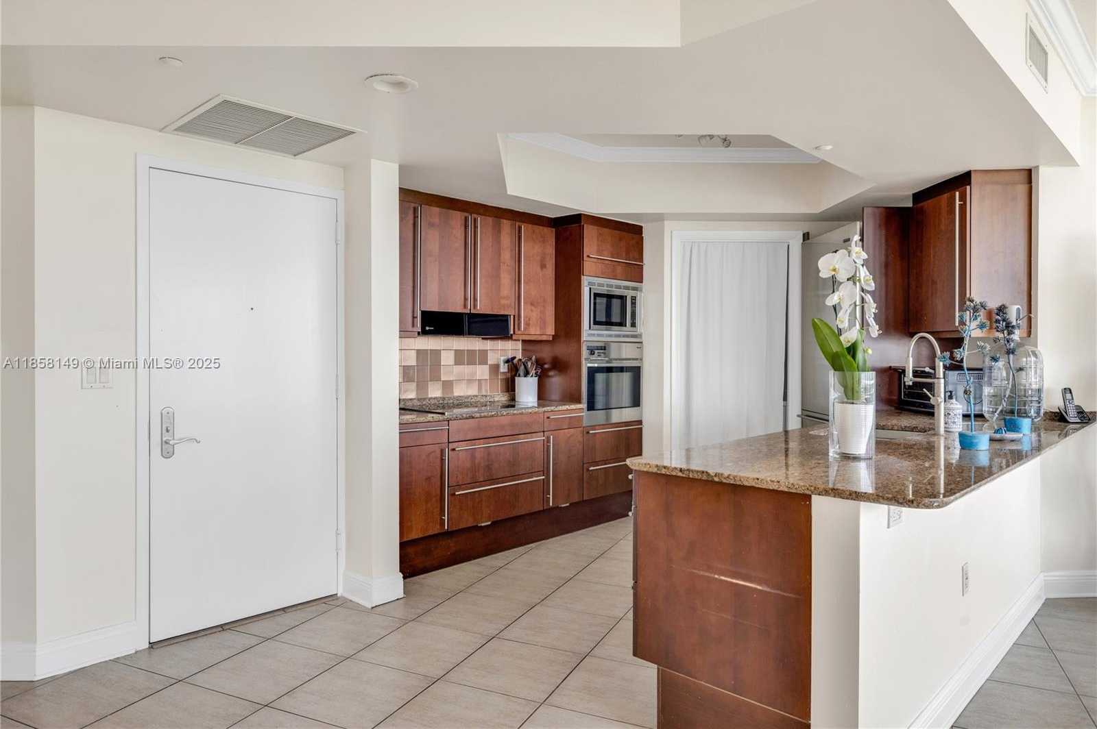 Small Image of 1000 SOUTH POINTE DR #1505, Miami Beach Number 9