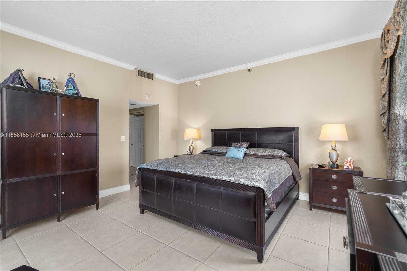 Small Image of Aventura Number 46