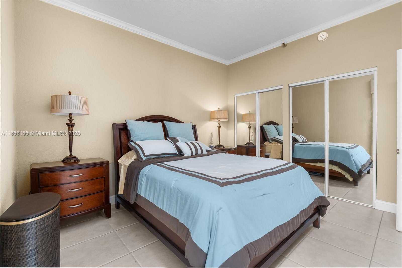 Small Image of Aventura Number 53
