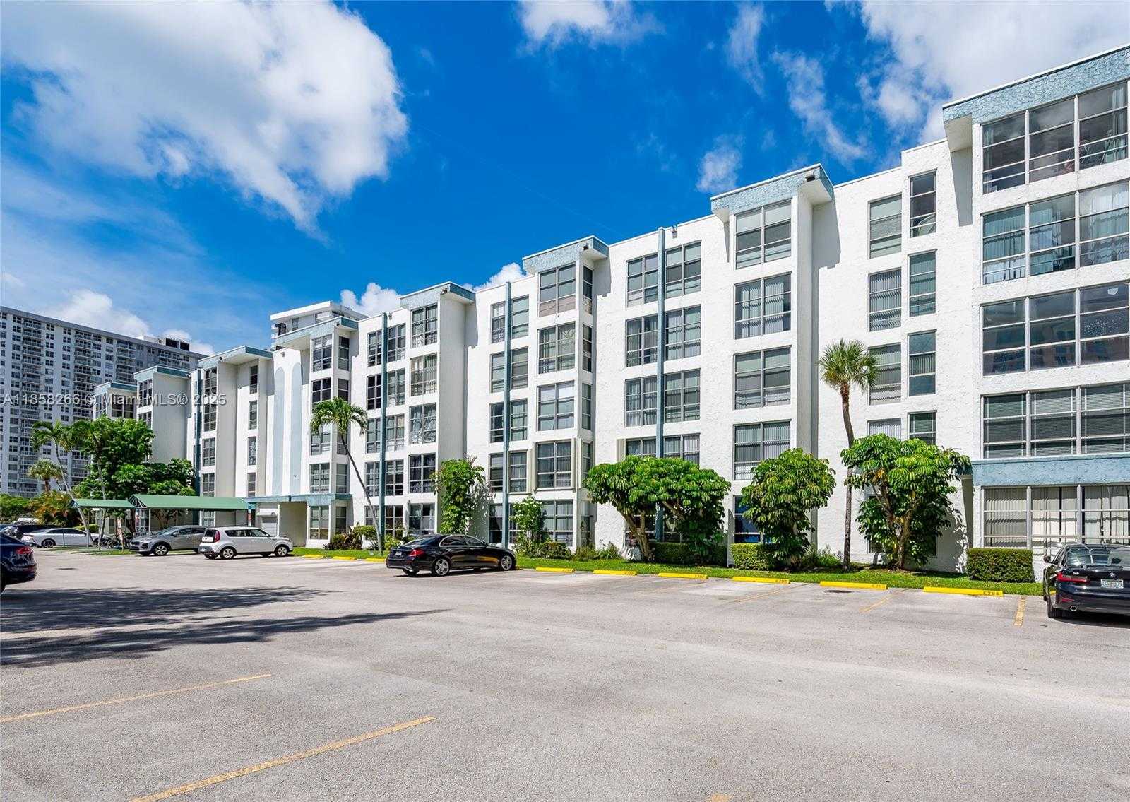 Small Image of 17570 ATLANTIC BLVD #318, Sunny Isles Beach Number 4