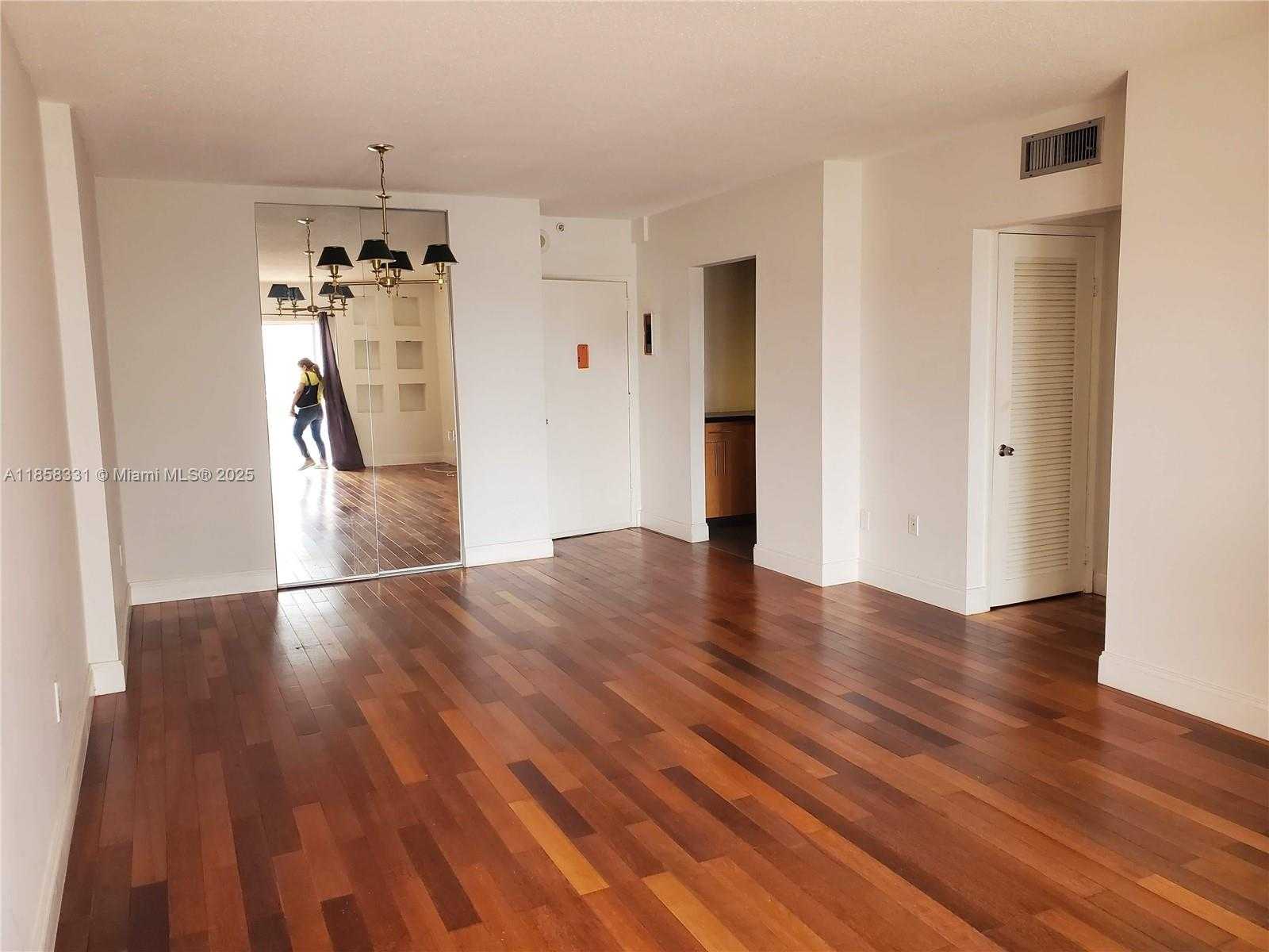Small Image of 400 KINGS POINT DR #421, Sunny Isles Beach Number 4