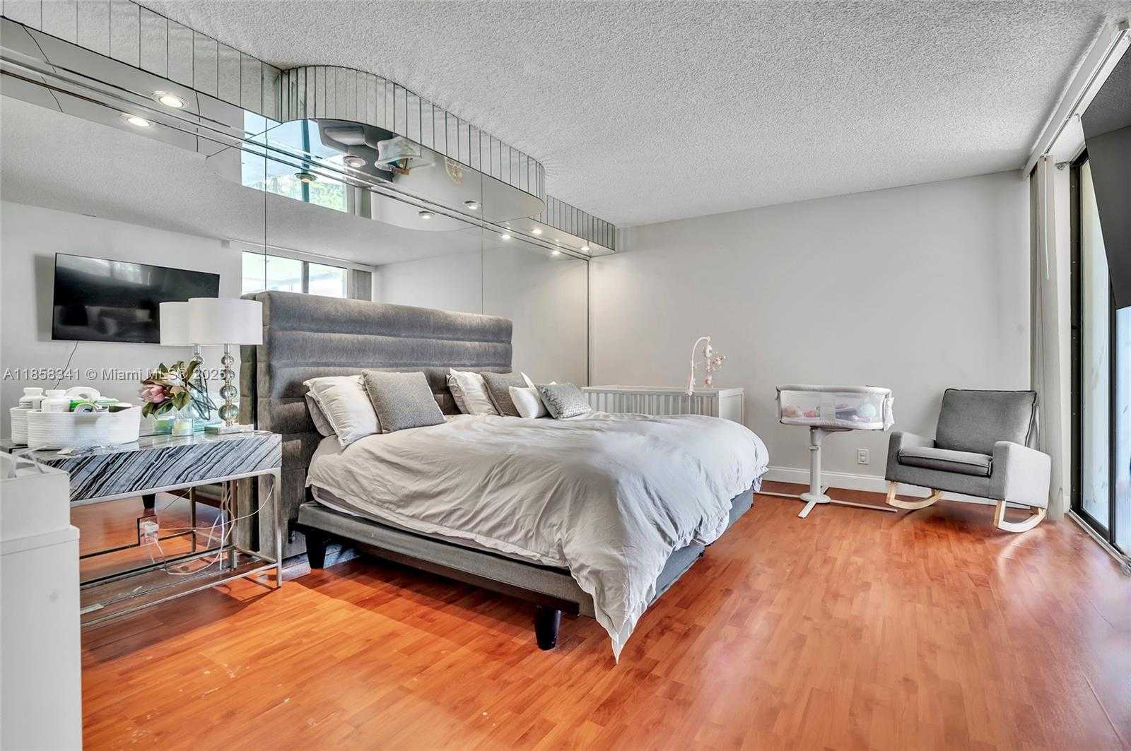 Small Image of 19355 TURNBERRY WAY #19F, Aventura Number 22
