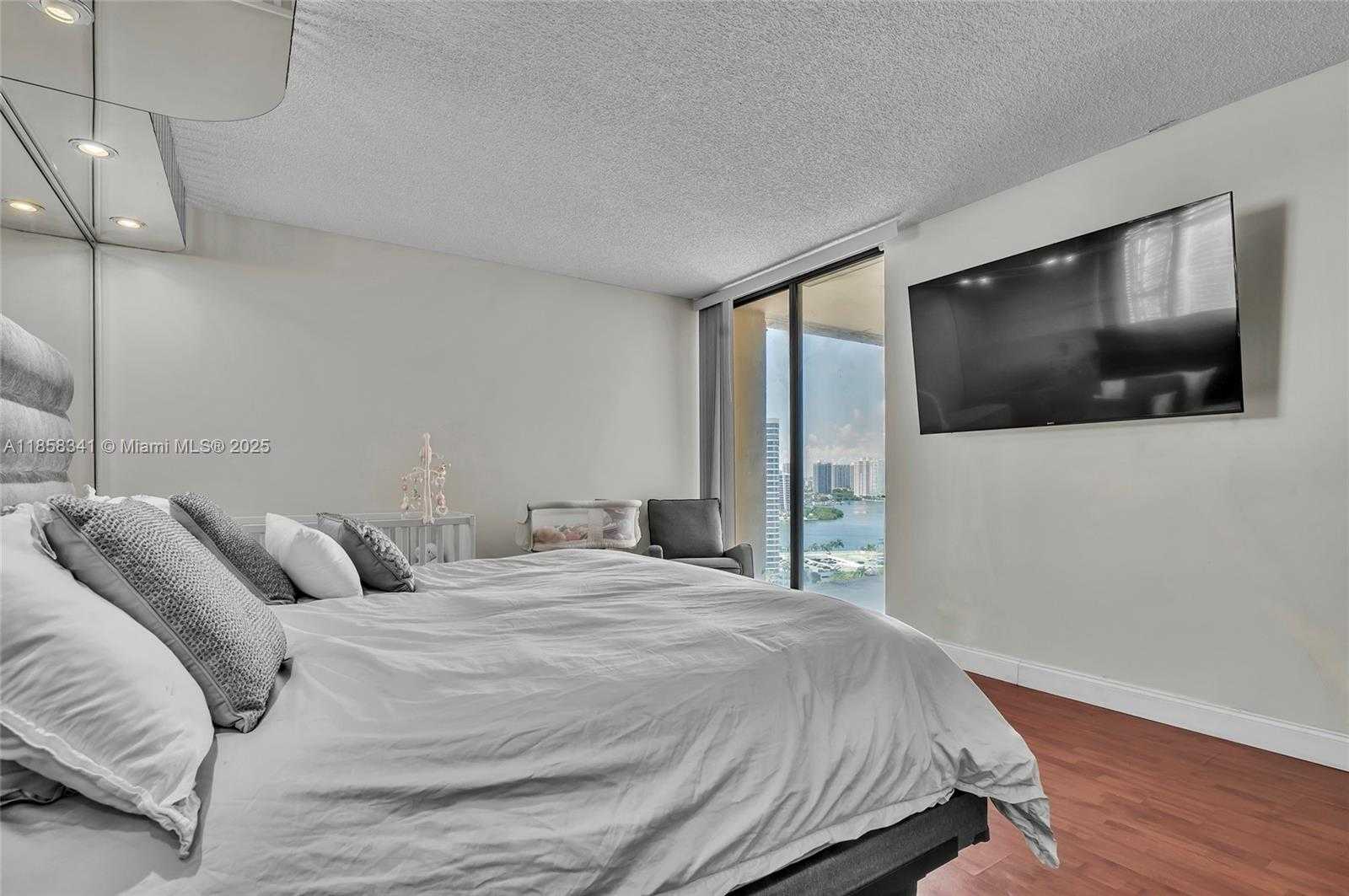 Small Image of 19355 TURNBERRY WAY #19F, Aventura Number 23