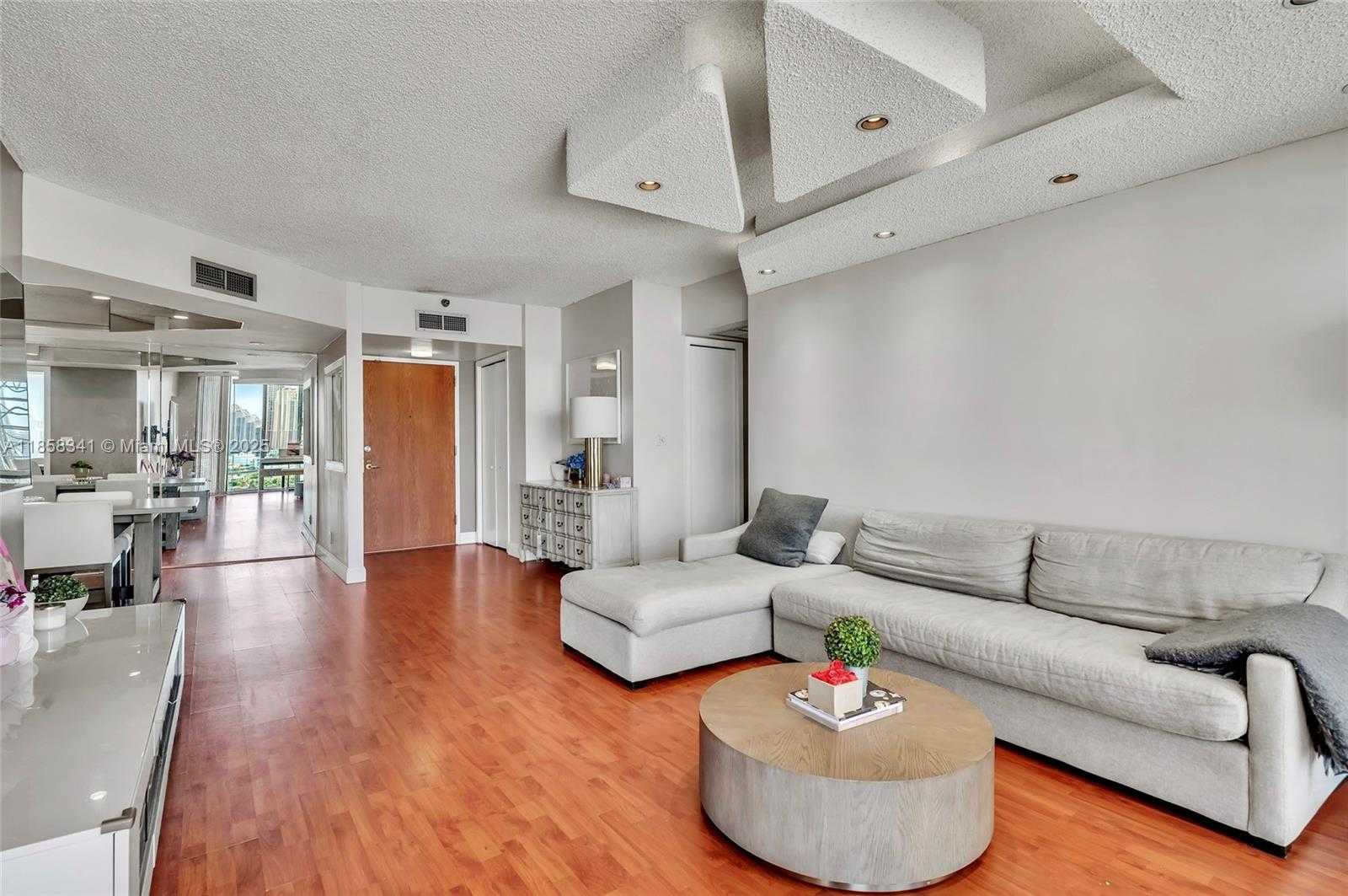 Small Image of 19355 TURNBERRY WAY #19F, Aventura Number 5