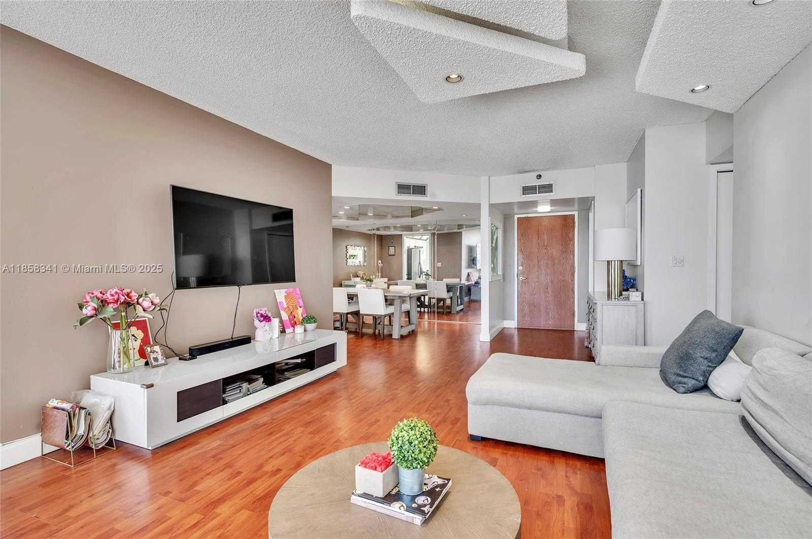 Small Image of 19355 TURNBERRY WAY #19F, Aventura Number 6