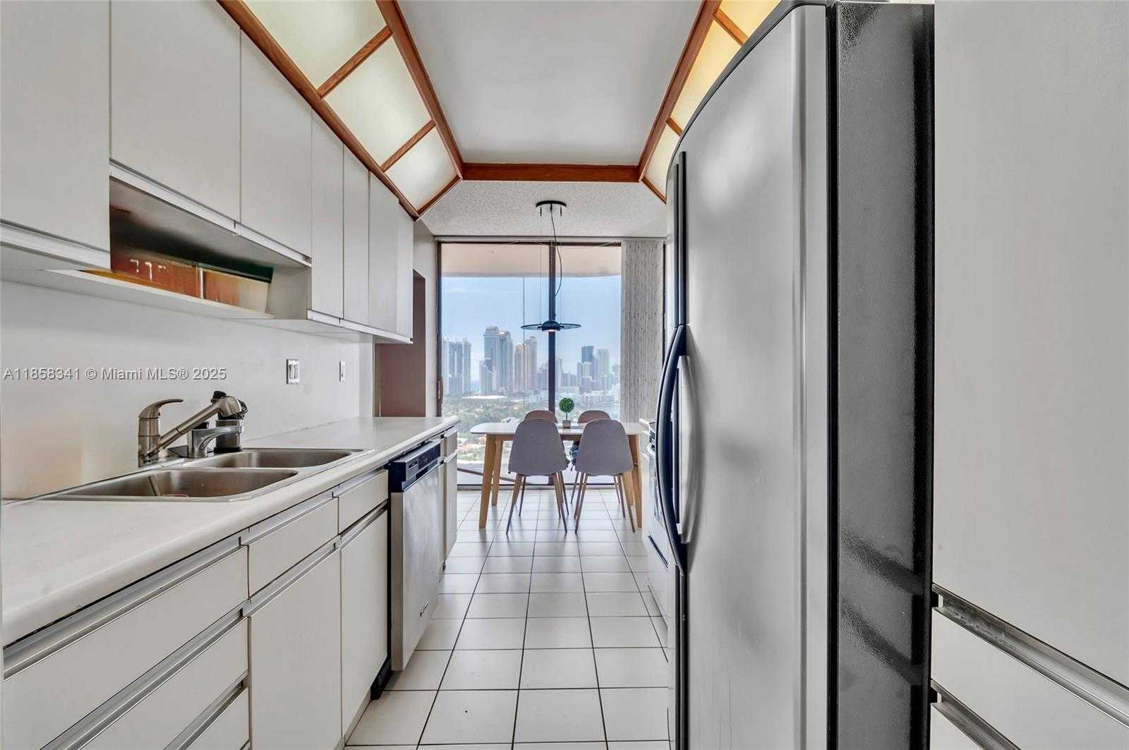 Small Image of 19355 TURNBERRY WAY #19F, Aventura Number 7