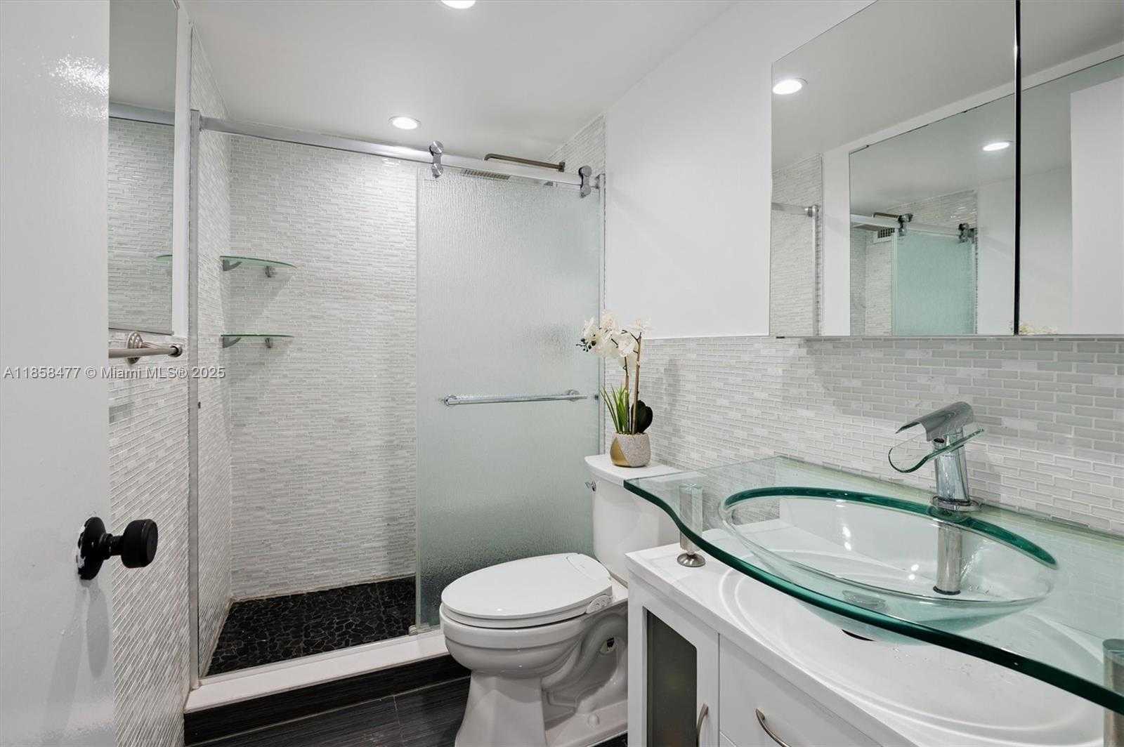 Small Image of 5601 COLLINS AVE #820, Miami Beach Number 15