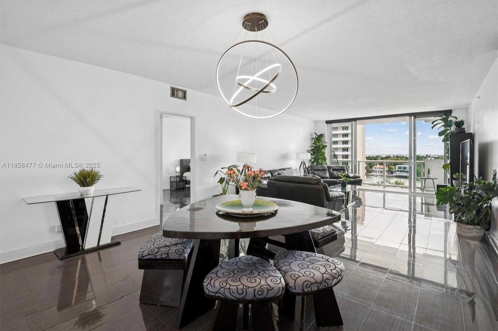 Small Image of 5601 COLLINS AVE #820, Miami Beach Number 4