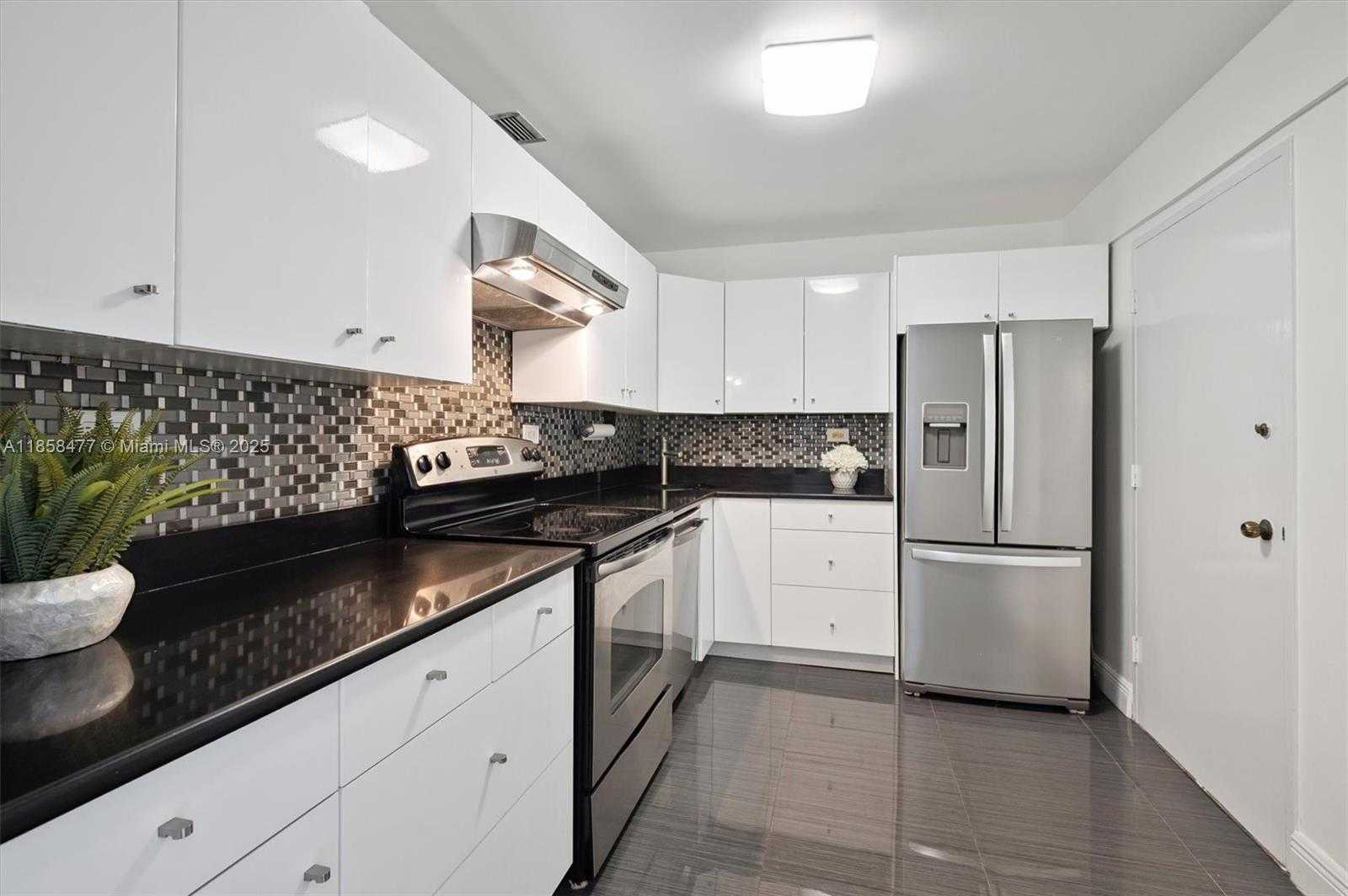 Small Image of 5601 COLLINS AVE #820, Miami Beach Number 8