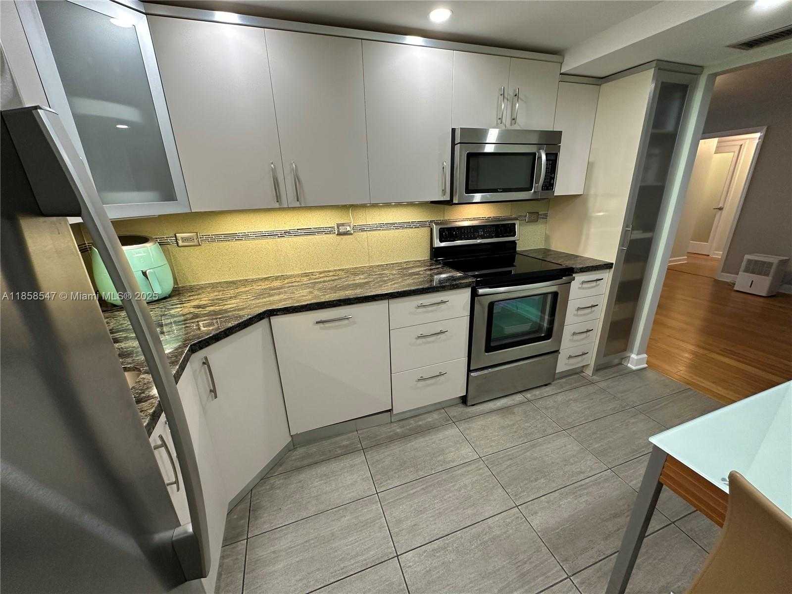 Small Image of 6039 COLLINS AVE #1205, Miami Beach Number 2