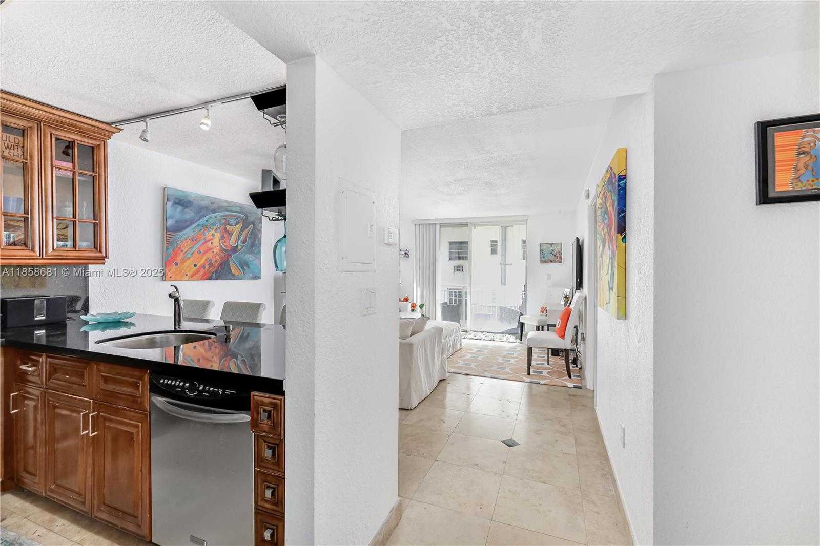 Small Image of 345 OCEAN DR #211, Miami Beach Number 2