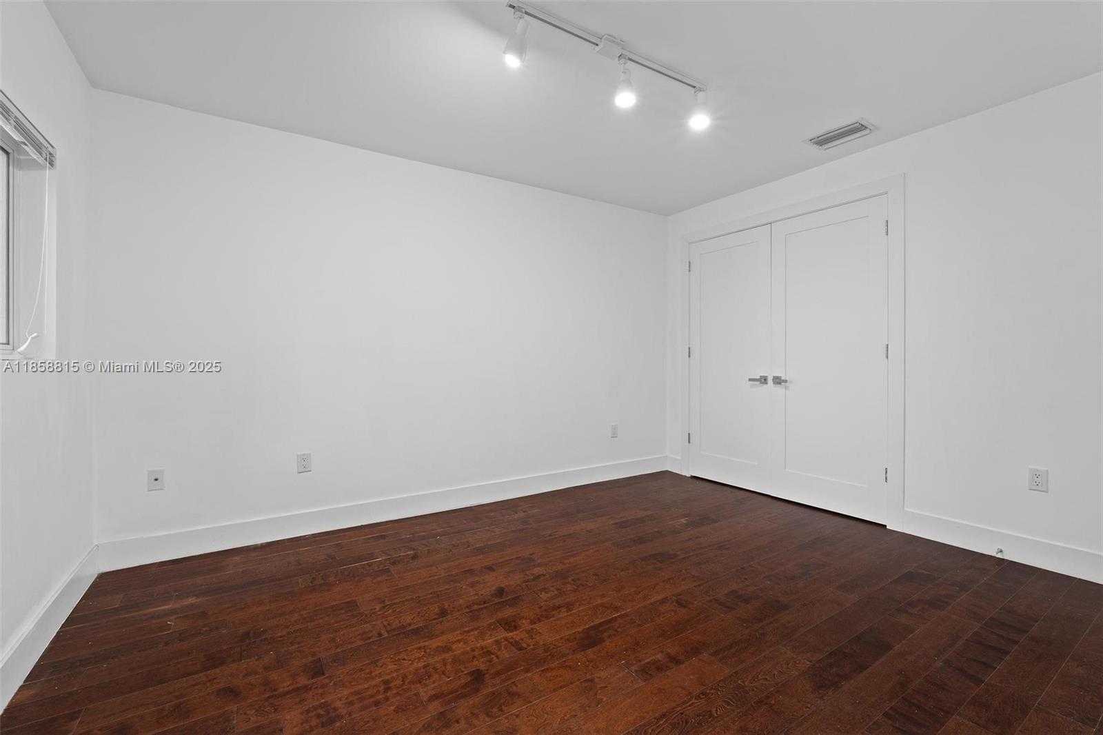 Small Image of 9161 NW 33rd St, Doral, FL 33172, USA Number 16