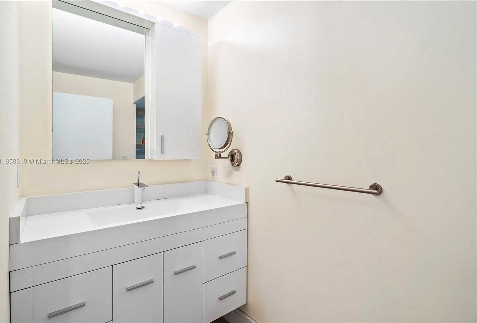 Small Image of 600 GRAPETREE DR #3BS, Key Biscayne Number 33