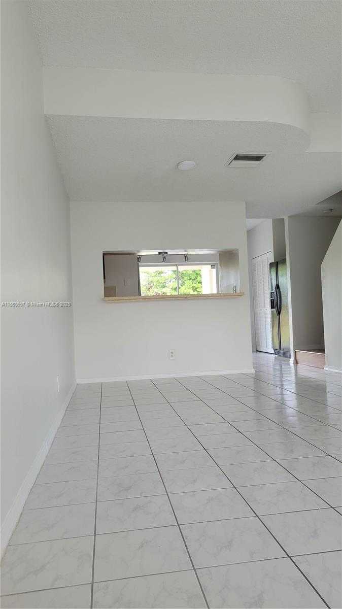 Small Image of 16731 HEMINGWAY DR, Weston Number 5