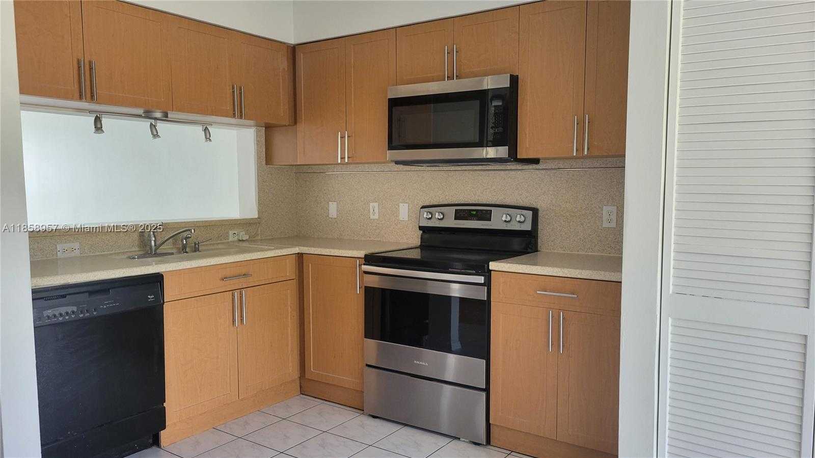 Small Image of 16731 HEMINGWAY DR, Weston Number 6